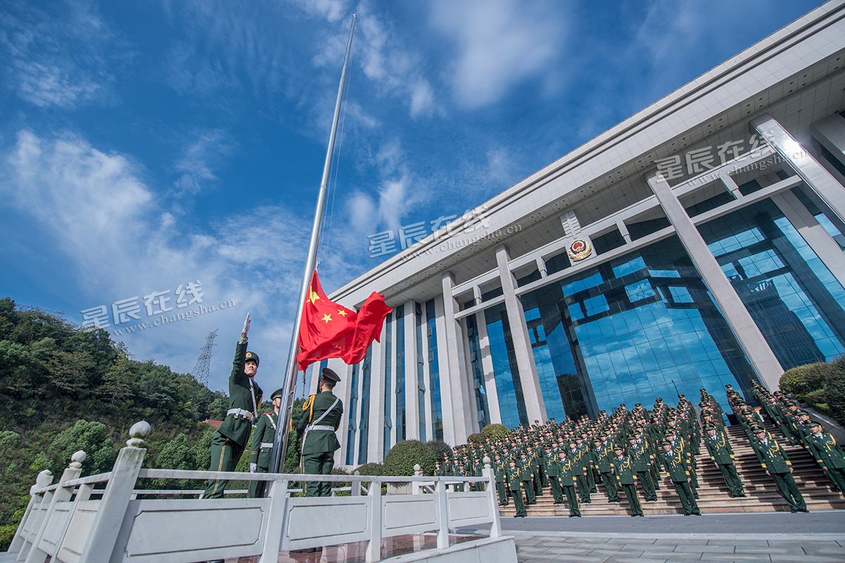 为庆祝祖国母亲迎来69岁生日,武警长沙支队官兵举行升国旗