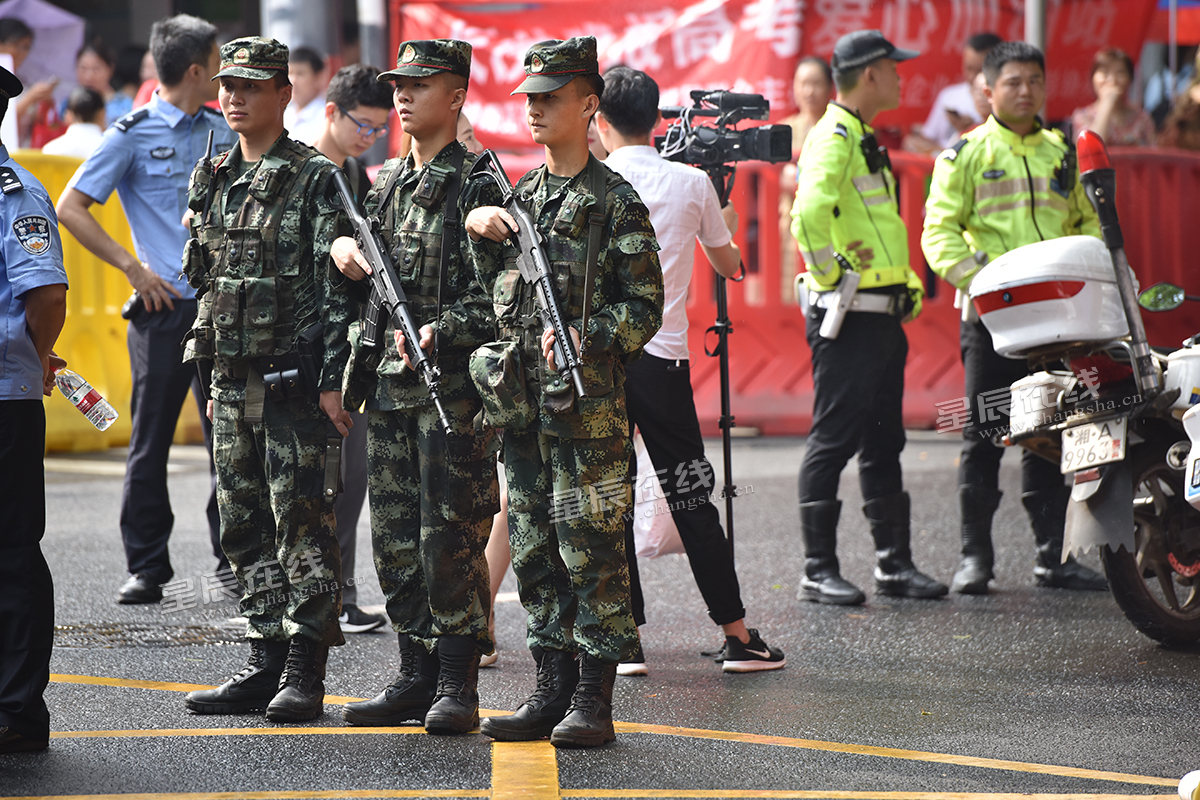 武警配枪值守,考点秩序井然.