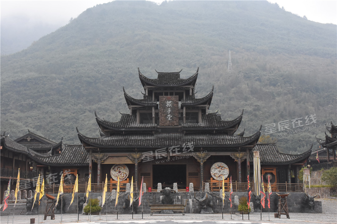 38               惹巴拉景区的摆手堂,每逢土家节日,来这里跳摆手舞