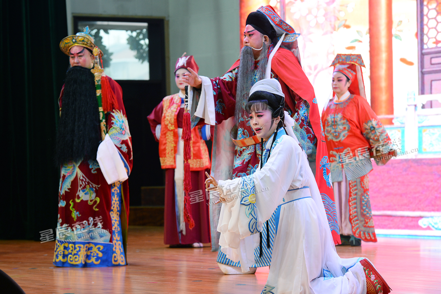 宁乡花鼓戏剧团表演了花鼓戏《巡按斩子》,为同学们