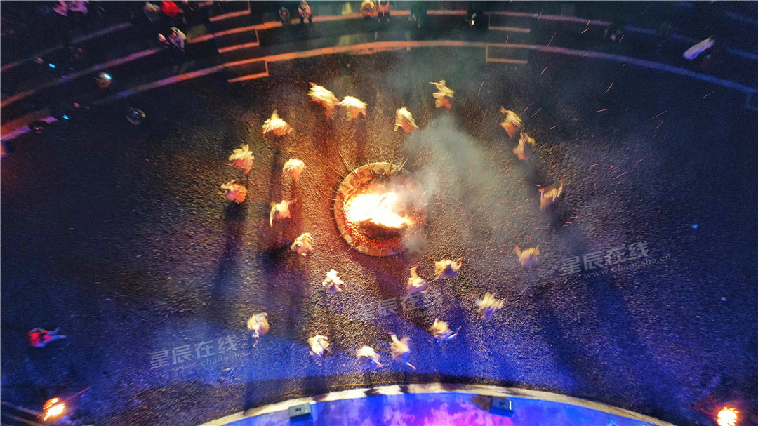 航拍篝火晚会.